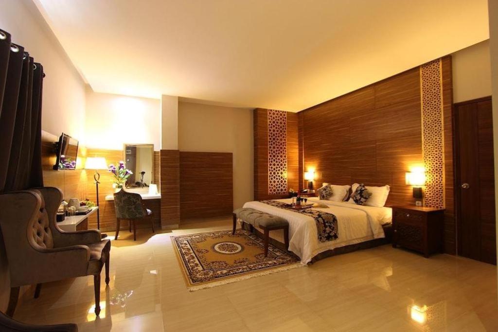 Grand Amira Hotel Solo, Azana Hotels Collection Surakarta (Solo) Exterior foto