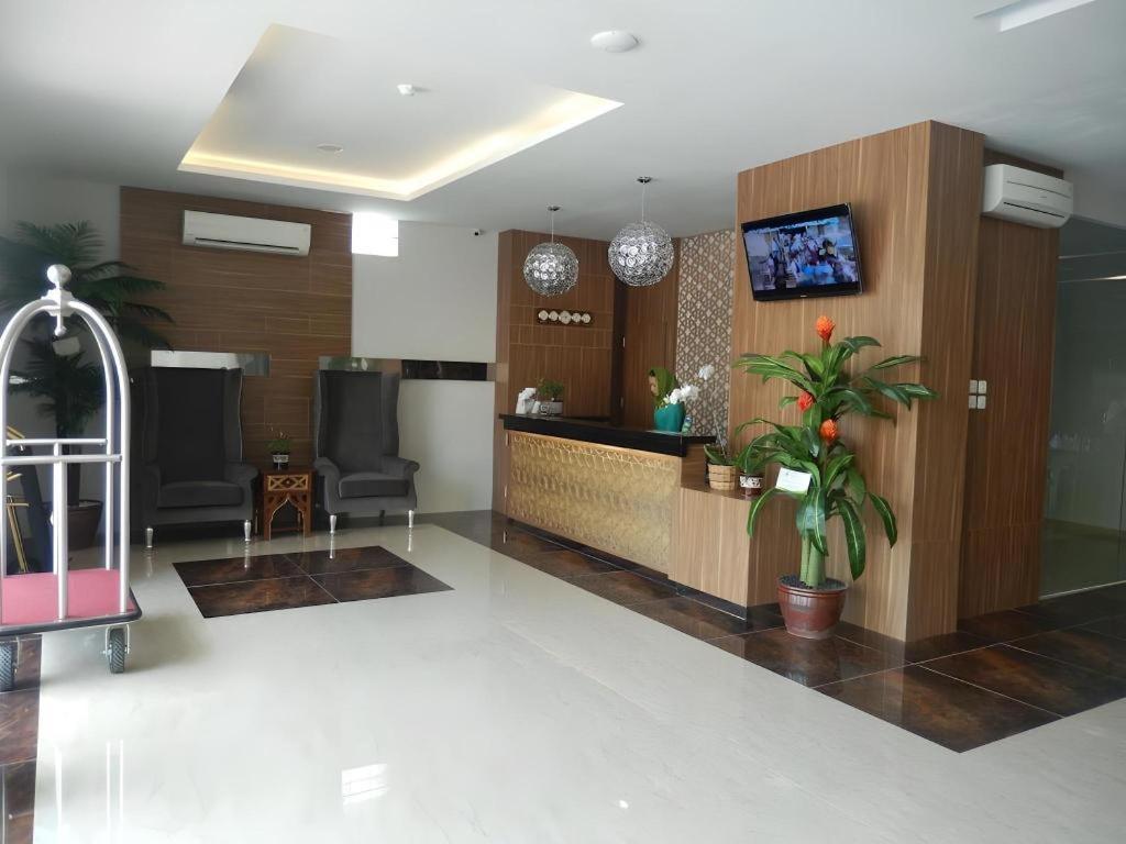 Grand Amira Hotel Solo, Azana Hotels Collection Surakarta (Solo) Exterior foto