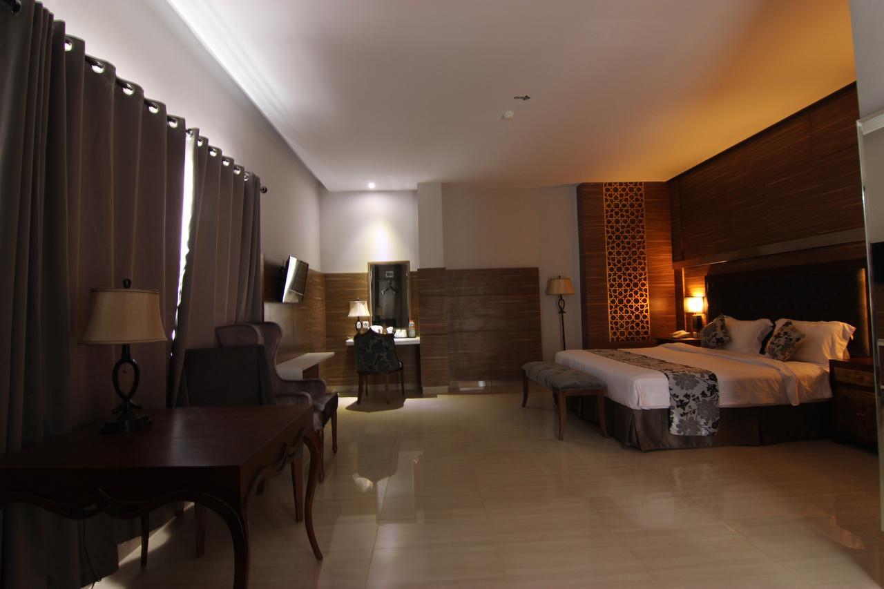 Grand Amira Hotel Solo, Azana Hotels Collection Surakarta (Solo) Exterior foto