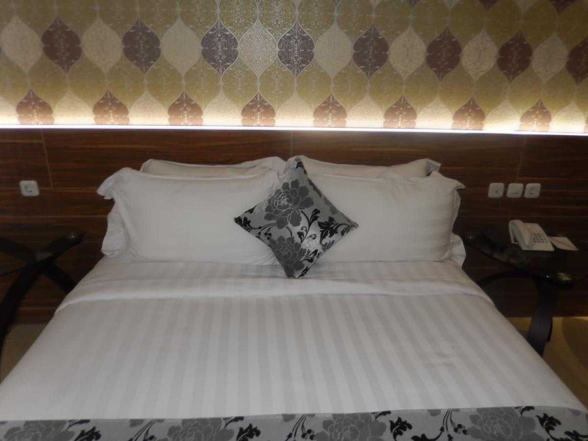 Grand Amira Hotel Solo, Azana Hotels Collection Surakarta (Solo) Exterior foto